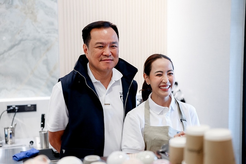 อนุทิน ชาญวีรกูล ควงคู่ จ๋า ธนนนท์ นิรามิษ ภรรยา