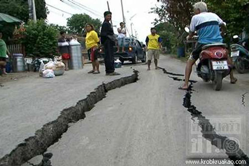 ภัยแล้ง! คลองชลประทานอยุธยาน้ำแห้ง ทำถนนทรุด บ้านพัง
