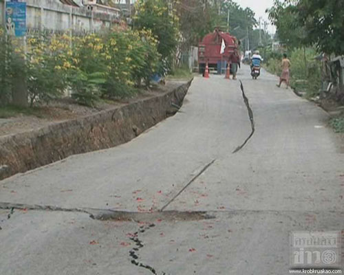 ภัยแล้ง! คลองชลประทานอยุธยาน้ำแห้ง ทำถนนทรุด บ้านพัง