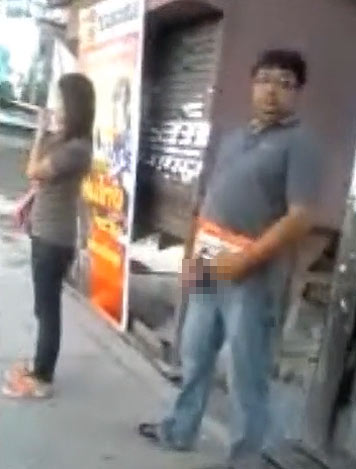  คนโรคจิตยืนชักว่าว หน้าป้ายรถเมล์เมืองเอก