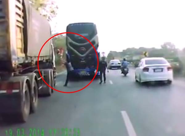 อีกแล้ว ! คลิป รถบัส VS รถพ่วง ปาดหน้าดุเดือด กลางสามแยกพุแค