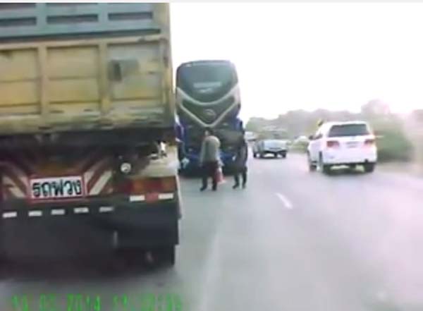 อีกแล้ว ! คลิป รถบัส VS รถพ่วง ปาดหน้าดุเดือด กลางสามแยกพุแค 