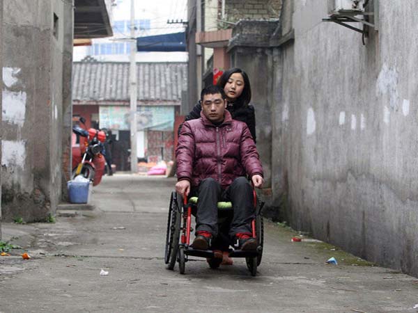 สาวจีนดูแลแฟนพิการ แม้พ่อแม่ยื่นคำขาด 3 ปีเดินไม่ได้ให้เลิกกัน