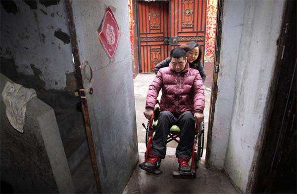 สาวจีนดูแลแฟนพิการ แม้พ่อแม่ยื่นคำขาด 3 ปีเดินไม่ได้ให้เลิกกัน