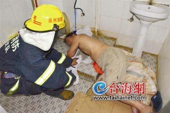  คนงานชาวจีนมือติดส้วม 