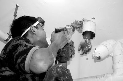   คนงานชาวจีนมือติดส้วม 