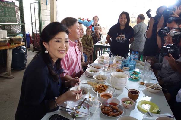 ยิ่งลักษณ์ล้มกระแทกพื้น ขณะลงจากรถ คนรอรับตกใจ