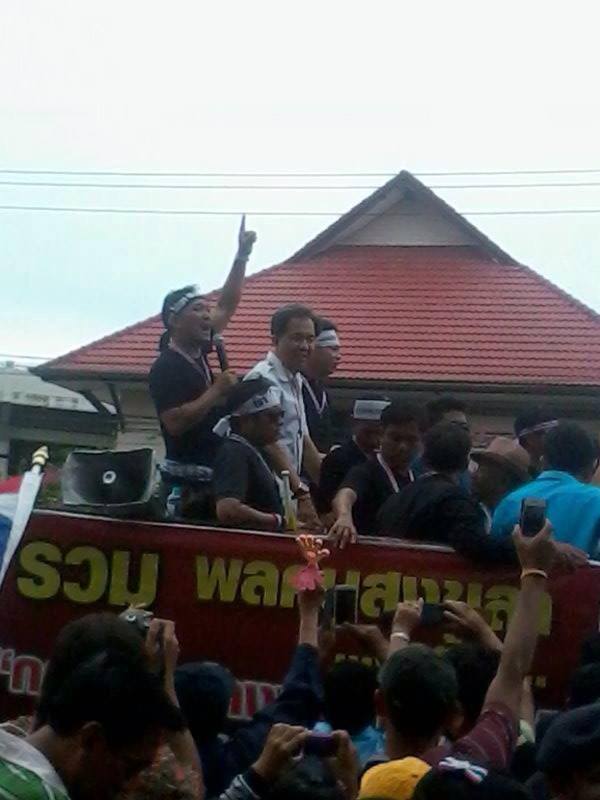 ผู้ว่าฯ สงขลา ลุยเอง ! นำขบวนม็อบบุกยึดศาลากลาง