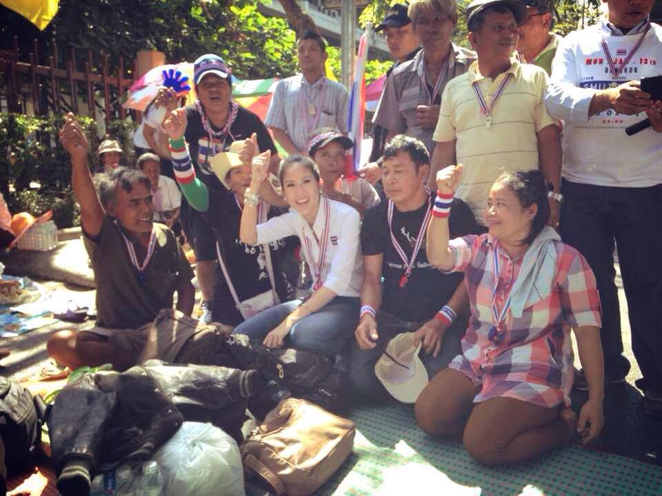 ตั๊น จิตภัสร์ นำม็อบปิด 3 กระทรวง ก่อนสมทบแยกปทุมวัน