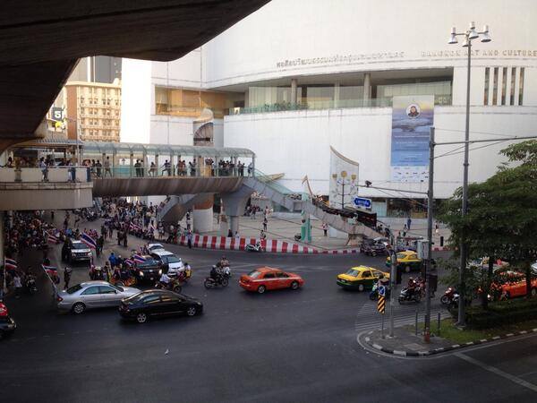  ตั๊น จิตภัสร์ นำม็อบปิด 3 กระทรวง ก่อนสมทบแยกปทุมวัน