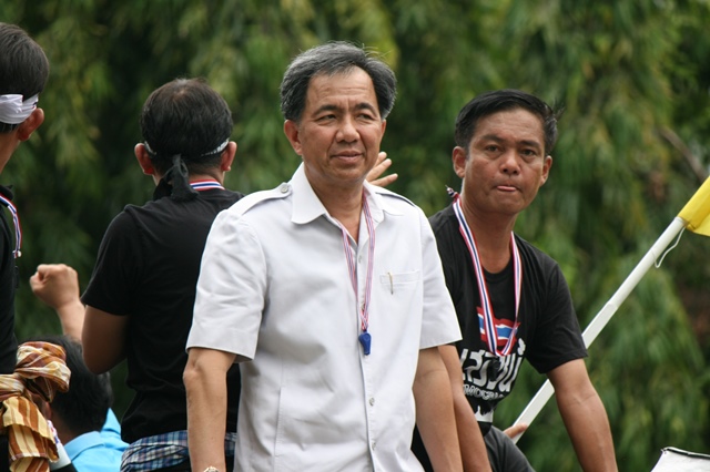 ผู้ว่าฯ สงขลา ลุยเอง ! นำขบวนม็อบบุกยึดศาลากลาง