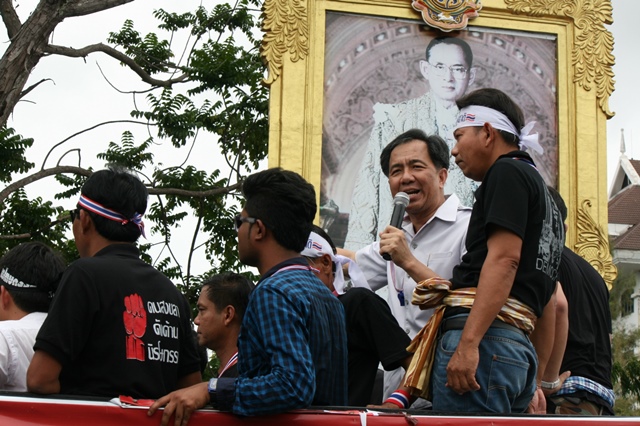 ผู้ว่าฯ สงขลา ลุยเอง ! นำขบวนม็อบบุกยึดศาลากลาง