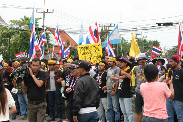 ผู้ว่าฯ สงขลา ลุยเอง ! นำขบวนม็อบบุกยึดศาลากลาง