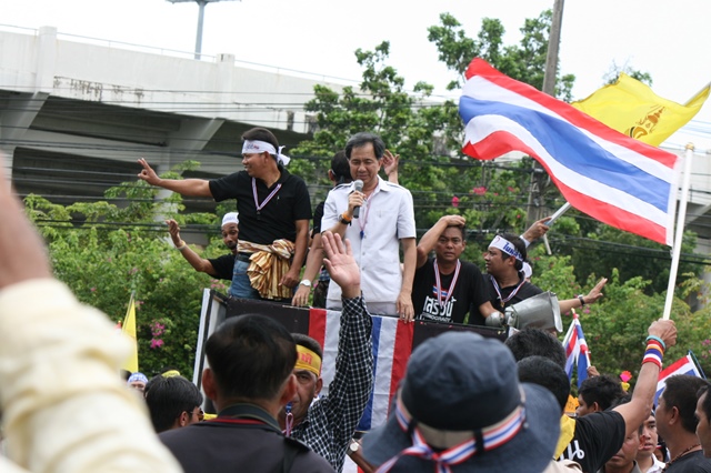 ผู้ว่าฯ สงขลา ลุยเอง ! นำขบวนม็อบบุกยึดศาลากลาง