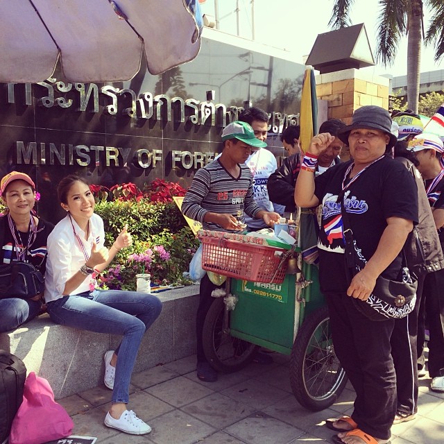 ตั๊น จิตภัสร์ นำม็อบปิด 3 กระทรวง ก่อนสมทบแยกปทุมวัน