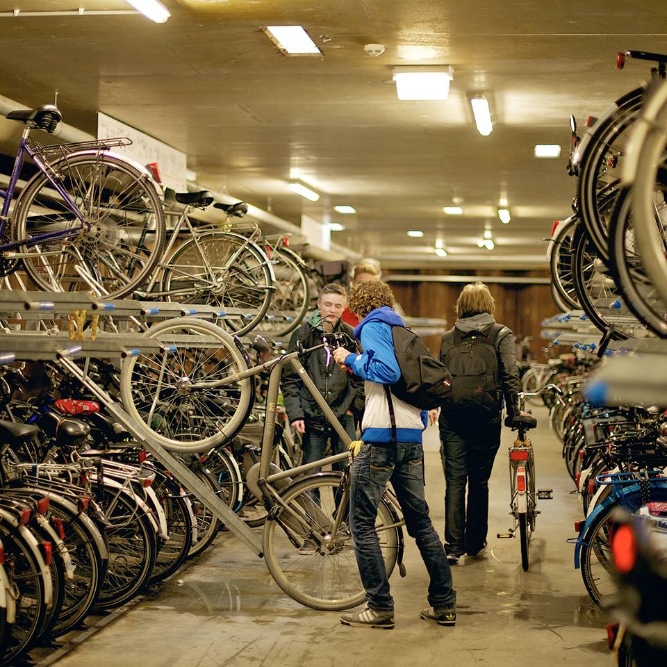 ที่จอดรถจักรยานใต้ดิน