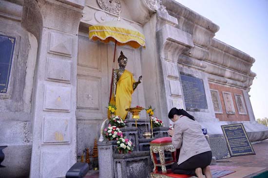 นายกฯ สักการะพระธาตุนาดูน คนมหาสารคามแห่ต้อนรับ