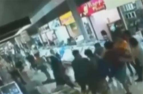 เปิดภาพวงจรปิด คนนับสิบรุมยำสาวกลางห้าง ฉุน แค่มองหน้า