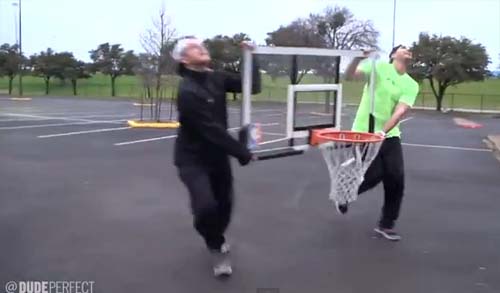 หนุ่มมะกันโยนลูกบาสจากหอสูง 168 ม. ลงห่วงสำเร็จ