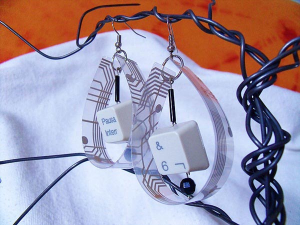 เครื่องประดับจากขยะอิเล็กทรอนิกส์ 