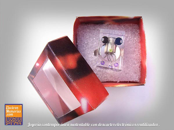 เครื่องประดับจากขยะอิเล็กทรอนิกส์ 