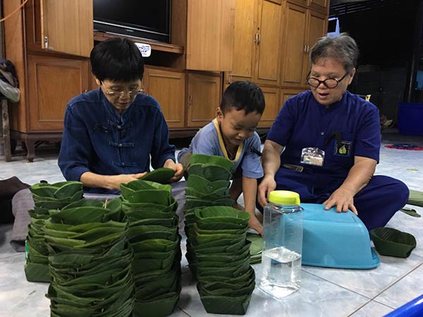 กลุ่มญาติธรรมร่วมกันเย็บกระทงใบตอง
