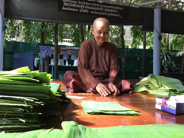 กลุ่มญาติธรรมร่วมกันเย็บกระทงใบตอง