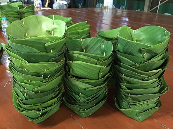 กลุ่มญาติธรรมร่วมกันเย็บกระทงใบตอง