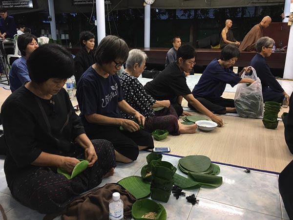 กลุ่มญาติธรรมร่วมกันเย็บกระทงใบตอง