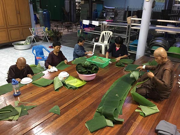 กลุ่มญาติธรรมร่วมกันเย็บกระทงใบตอง