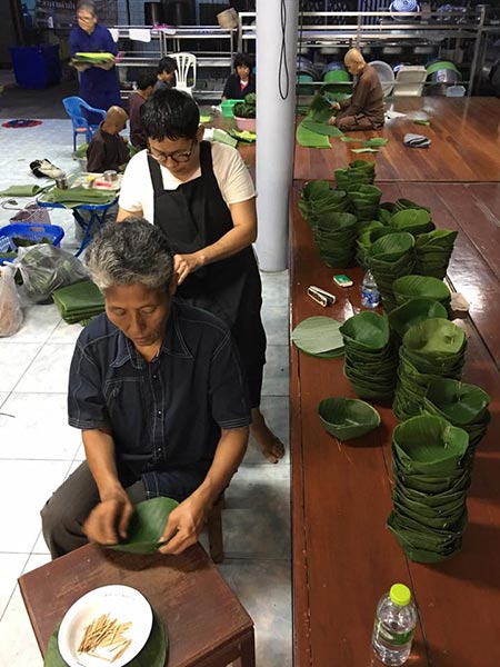 กลุ่มญาติธรรมร่วมกันเย็บกระทงใบตอง