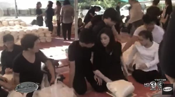 ยิ่งลักษณ์ ซื้อข้าวช่วยชาวนา