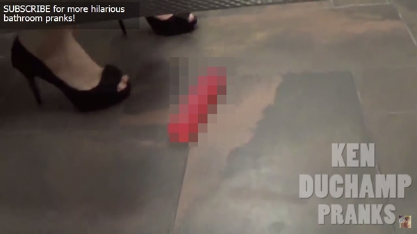 จะเกิดอะไรขึ้น เมื่อห้องน้ำข้าง ๆ เผลอทำเซ็กส์ทอยหล่น...งานนี้มีขำ