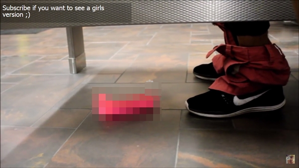 จะเกิดอะไรขึ้น เมื่อห้องน้ำข้าง ๆ เผลอทำเซ็กส์ทอยหล่น...งานนี้มีขำ