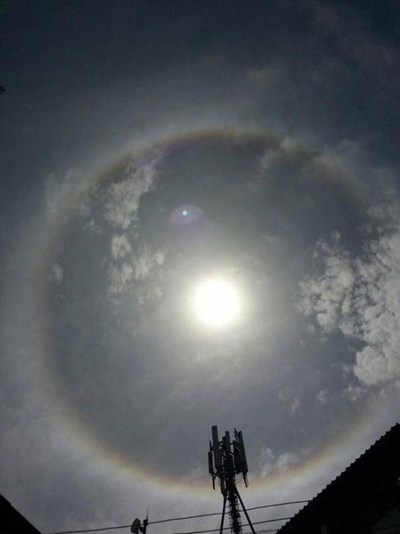 สุดอัศจรรย์  พระอาทิตย์ทรงกลด เหนือศูนย์ประชุมที่ตั้งสรีระสังขาร หลวงพ่อคูณ