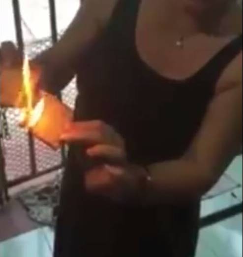 แคร็กเกอร์ติดไฟ