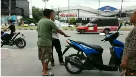 ขี่มอเตอร์ไซค์บนฟุตบาท