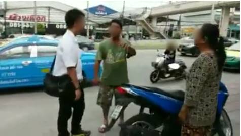 ขี่มอเตอร์ไซค์บนฟุตบาท