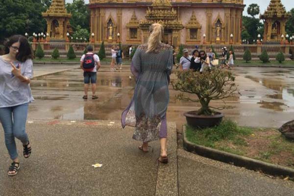 ฝรั่งใส่ซีทรูเดินในวัด