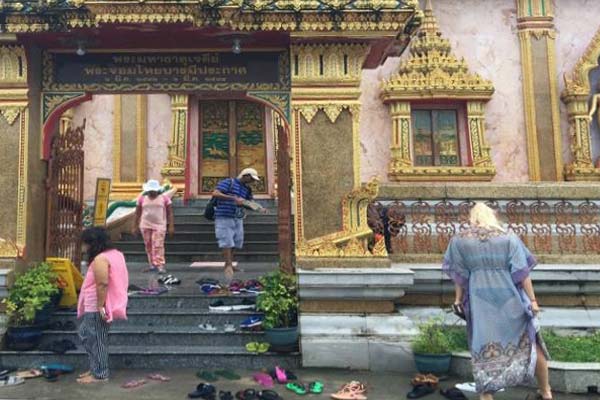 ฝรั่งใส่ซีทรูเดินในวัด