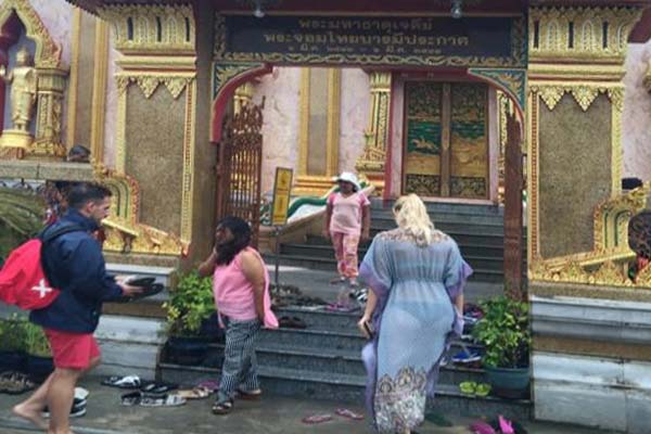 ฝรั่งใส่ซีทรูเดินในวัด