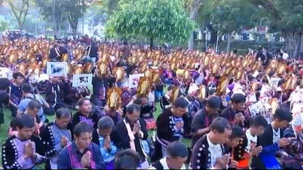 ชาวอาข่า ถวายความอาลัยในหลวง