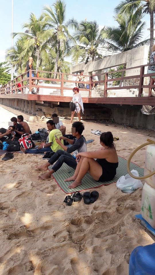 ฝรั่งเก็บขยะ