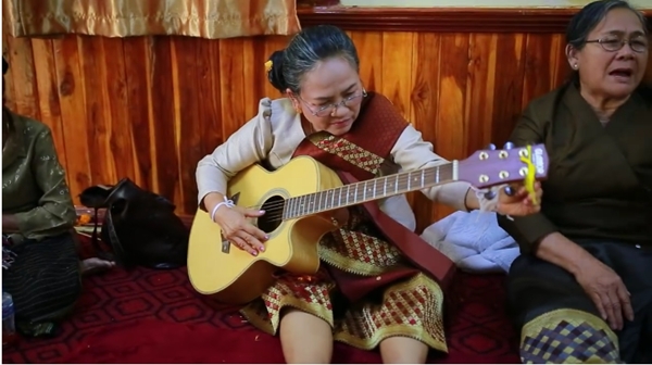 ยายดีดกีต้าร์