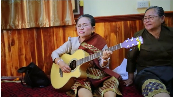 ยายดีดกีต้าร์