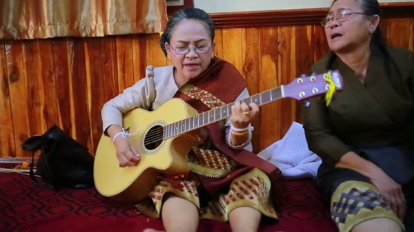 ยายดีดกีต้าร์