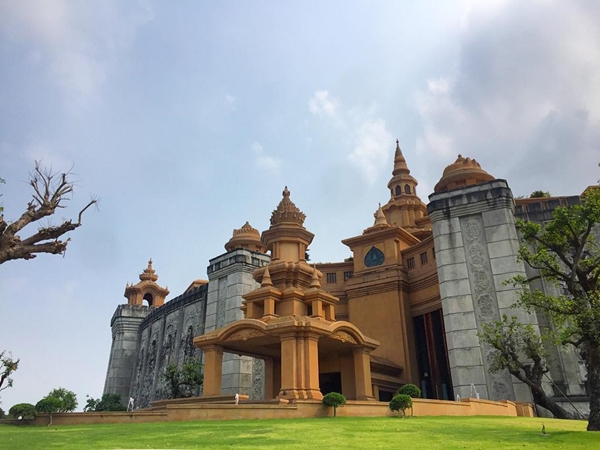 อมตะ แคสเซิล ปราสาทอลังการ 2 พันล้าน ของ วิกรม กรมดิษฐ์