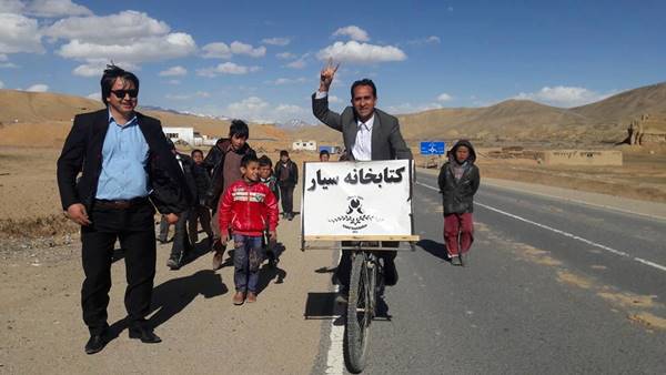 ครูแปลงจักรยานเป็นห้องสมุดเคลื่อนที่ หอบหนังสือแจกเด็กในพื้นที่กันดาร