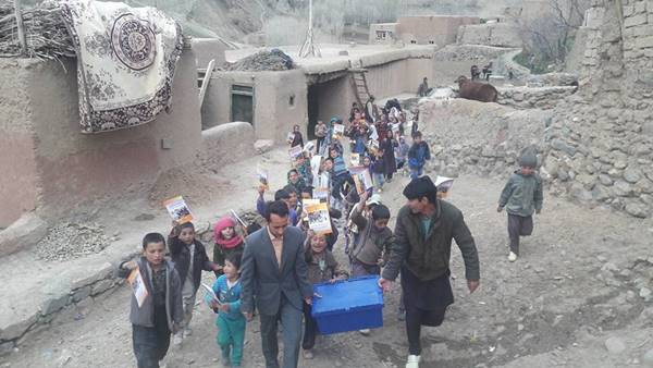 ครูแปลงจักรยานเป็นห้องสมุดเคลื่อนที่ หอบหนังสือแจกเด็กในพื้นที่กันดาร