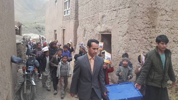 ครูแปลงจักรยานเป็นห้องสมุดเคลื่อนที่ หอบหนังสือแจกเด็กในพื้นที่กันดาร